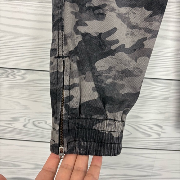 SPANX Stretch Mid-Rise Twill Zipper Camo Joggers size Large - Picture 5 of 11